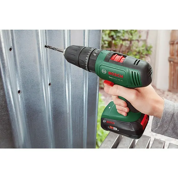 Bosch Power for All 18V Maschinen-Set 2-Tool-Kit EasyImpact + EasySaw - 18 V, 2 Akkus, 2 Ah, 5 -tlg. - Grün-schwarzer Bosch EasyImpact 18V-40 Akkuschrauber bohrt in Wellblech.