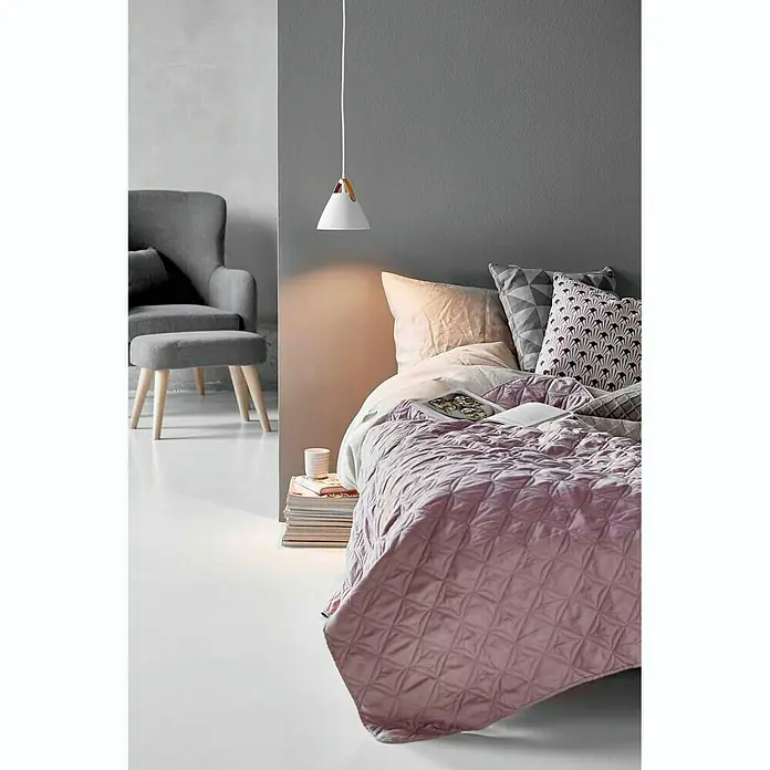 Nordlux Lámpara colgante redonda Strap 16 - 35 W, Ø x Al: 165 x 170 mm, Blanco, GU10 - Esta imagen muestra un dormitorio moderno con una lámpara colgante elegante, una cama acogedora y un sillón cómodo.