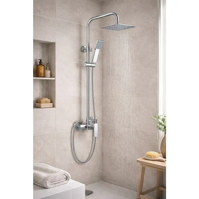 Camargue Sistema de ducha Lucca - Con grifo monomando, Distancia entre orificios: 15 cm, Número de tipos de chorro: 1 ud., Cromo - Sistema de ducha cromado con rociador cuadrado y ducha de mano, agua fluyendo en un baño moderno con azulejos.