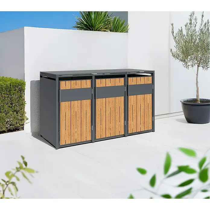 Westmann Mülltonnenbox Varius - Stahl, Anthrazit & Holzoptik, Geeignet für Anzahl Mülltonnen: 3 Stk. - Dreifach-Mülltonnenbox aus dunkelgrauem Metall und hellem Holz auf einer Terrasse.