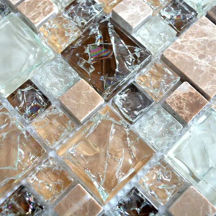 Mosaikfliese Crystal Mix XIC K1453 - 30,5 x 30,5 cm, Braun/Beige, Glänzend - Nahaufnahme eines Mosaiks aus Glas- und Marmorfliesen in verschiedenen Braun- und Beigetönen, die ein elegantes Muster bilden.