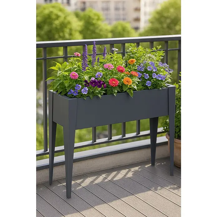 Westmann Hochbeet Vedura - 40 x 109 x 80 cm, Metall, Anthrazit - Dunkelgraues Hochbeet mit bunten Blumen auf einem Balkon.