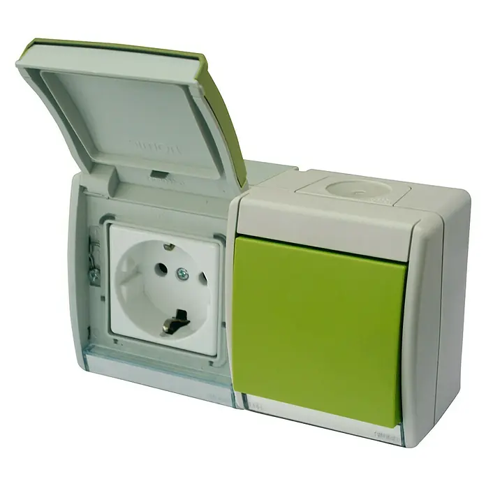 Simon 44 Aqua Enchufe para estancias con humedad doble - Pistacho, x 2, Alineación de los mecanismos: Horizontal, Montaje en la pared, IP55 - Una toma de corriente Simon verde y blanca con tapa abierta, más un interruptor al lado.