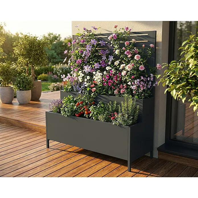 Westmann Pflanzkasten mit Rankgitter Dekora 5 - Außenmaß (L x B x H): 90 x 40 x 120 cm, Stahl, Anthrazit - Dunkelgrauer, gestufter Metall-Pflanzkasten mit integriertem Spalier, gefüllt mit bunten Blumen, Kräutern und Gemüse auf einer Holzterrasse.
