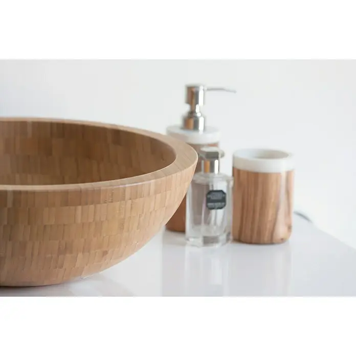 Cipì Lavabo redondo La Ciotola - Diámetro: 40,5 cm, Sin desbordamiento, Teca - Arreglo de baño con cuenco de madera, dosificador de jabón y elegante frasco de perfume sobre una mesa blanca.