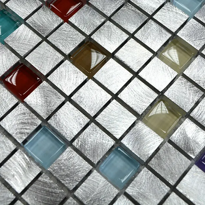 Mosaikfliese Quadrat ALF A702 - 30 x 30 cm, Silber, Matt - Nahaufnahme eines Mosaiks mit silberfarbenen und farbigen Glasfliesen, ideal für stilvolle Wand- und Bodengestaltungen.