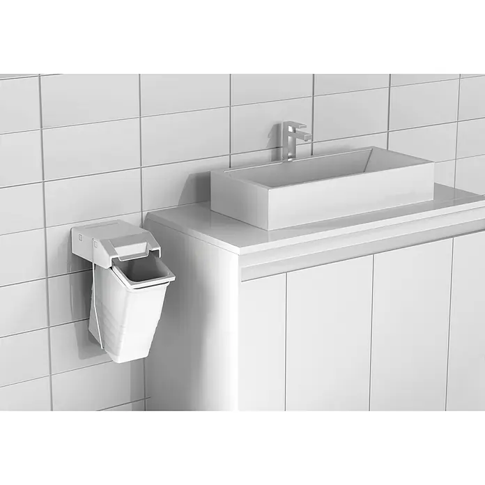 essensa Standard-Mülleimer Single - 8 l, Kunststoff, Weiß - Bild eines modernen Badezimmers mit einem hängenden Abfalleimer und einem weißen Waschbecken auf einem Unterschrank.