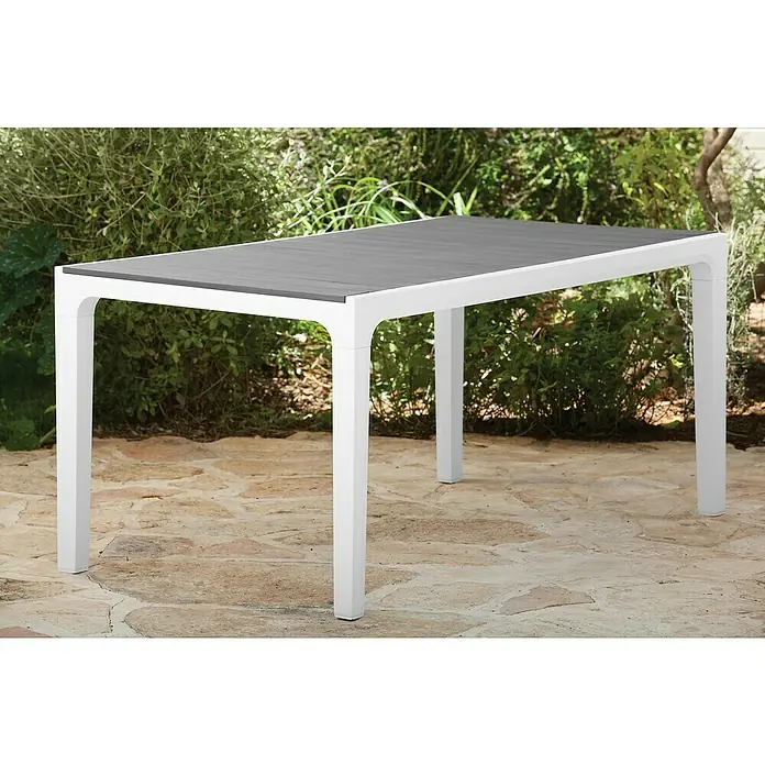 Keter Mesa de jardín Harmony - L x An x Al: 160 x 90 x 74 cm, Polipropileno, Gris/Blanco - Mesa de exterior rectangular con estructura blanca y tablero de lamas grises en un patio.