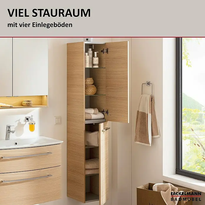 Fackelmann B.style Bad-Hochschrank - B x T x H: 30 x 31,8 x 162 cm, Sandeiche, DIN Anschlag: Rechts - Moderner heller Holz-Badezimmerschrank mit offenen Türen, vier Einlegeböden, gefüllt mit Pflegeprodukten und Handtüchern.