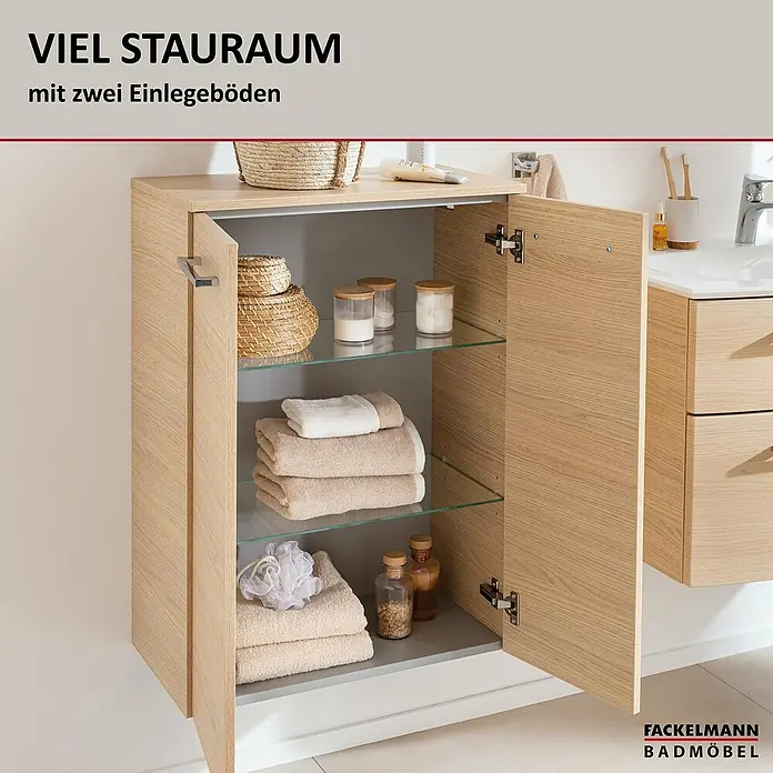 Fackelmann B.style Bad-Midischrank - B x T x H: 60,2 x 32 x 82,6 cm, Sandeiche - Heller Eichenholz-Badezimmerschrank, offen, mit zwei Glasablagen, Handtüchern und Pflegeprodukten, neben einem Waschbecken.