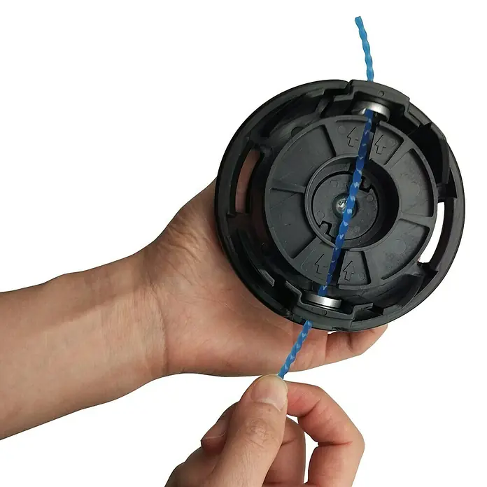 Cabezal de corte Tap&Go - Longitud de hilo: 5 m, Grosor de hilo: 2,4 mm - Primer plano de un cabezal de cortadora de hilo en una mano, con hilo de corte azul enhebrado a través del cabezal.