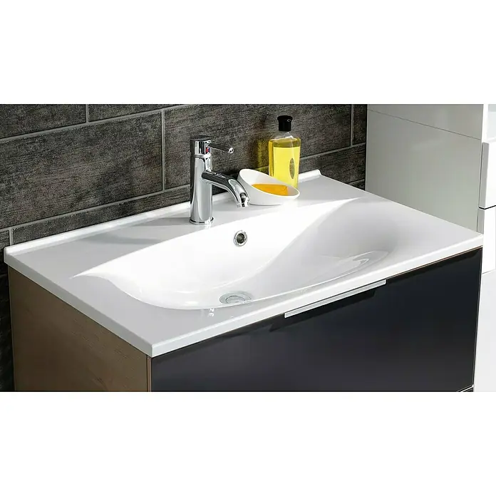 Fackelmann B.brillant Badmöbel-Set - Gesamtbreite Badmöbel: 80 cm, Mit Gussmarmorbecken, Anthrazit, Material Waschbecken: Marmorguss - Moderner Badunterschrank mit weißem Waschbecken, Chromarmatur und dunkelgrauem Schrank. Seife auf der Ablage.