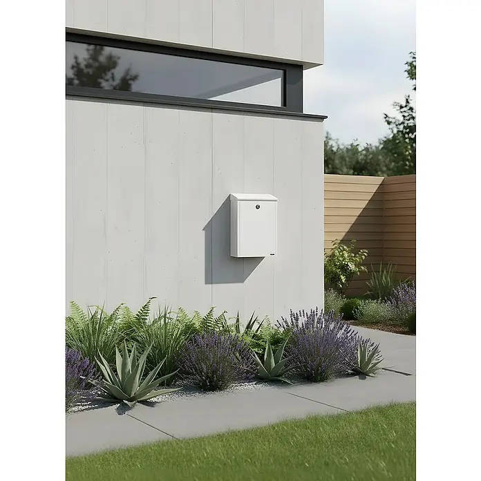 Allux Briefkasten 200 - L x B x H: 140 x 280 x 390 mm, Weiß, Stahl - Weißer Wandbriefkasten, an der hellen Fassade eines modernen Hauses angebracht.