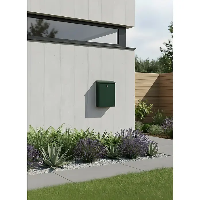 Allux Briefkasten 200 - L x B x H: 140 x 280 x 390 mm, Grün, Stahl - Dunkelgrüner Wandbriefkasten an moderner Hausfassade, umgeben von Gartenpflanzen.