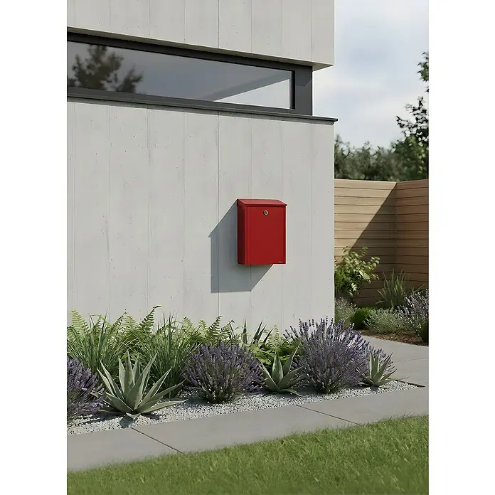 Allux Briefkasten 200 - L x B x H: 140 x 280 x 390 mm, Rot, Stahl - Roter Metallbriefkasten an moderner Betonwand, umgeben von Gartenpflanzen.