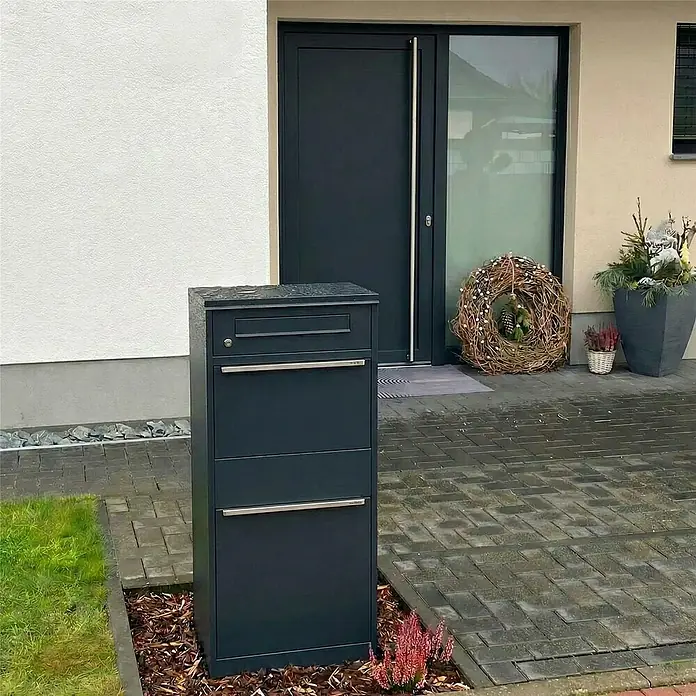 Metzler Paketbox Bispo - L x B x H: 37,3 x 50,2 x 112 cm, Anthrazit, Stahl, Paketfach - Anthrazitfarbener Standbriefkasten mit mehreren Fächern, an einem Hauseingang platziert.