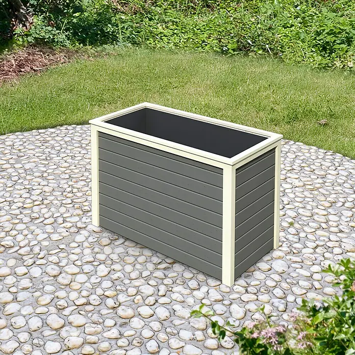 Karibu Hochbeet - 133 x 69 x 82 cm, Holz, Grau - Ein grauer Pflanzkasten mit cremefarbenen Akzenten steht auf einem Steinpflaster in einem Garten.