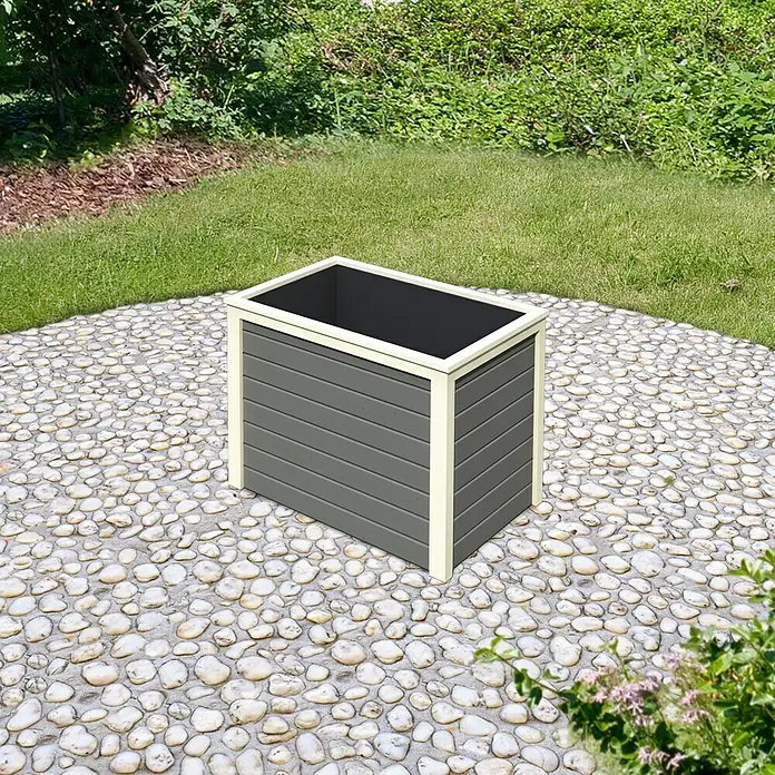 Karibu Hochbeet - 98 x 65 x 64 cm, Holz, Grau - Der graue Blumenkasten mit cremefarbenem Rand steht auf einem Kiesboden. Ideal für Pflanzen und Gartendekoration.