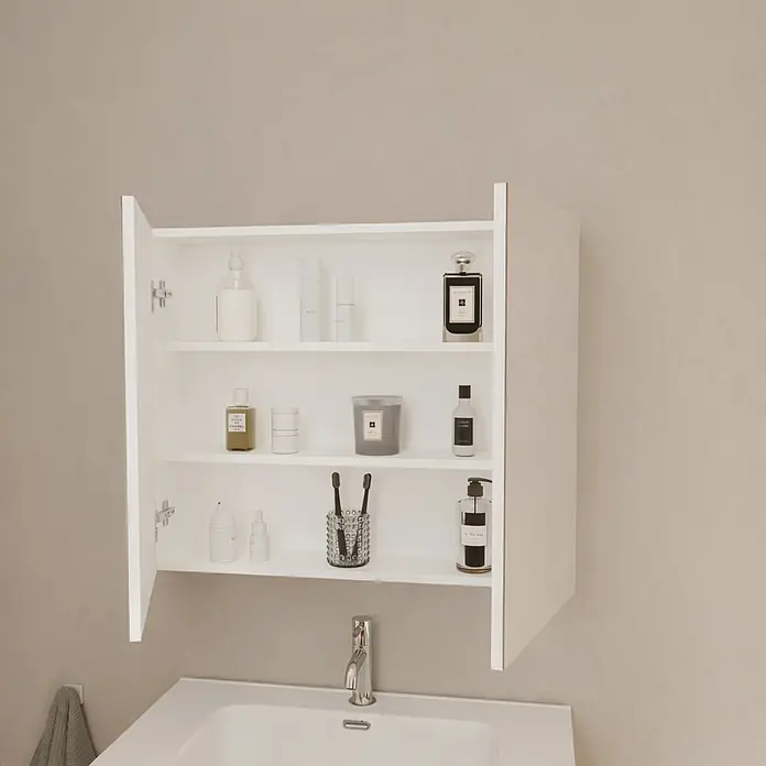 Artysan Armario con espejo - An x Al: 80 x 65 cm, Madera, Blanco - Gabinete de pared blanco para baño con puertas abiertas, mostrando estantes con artículos de tocador sobre un lavabo.