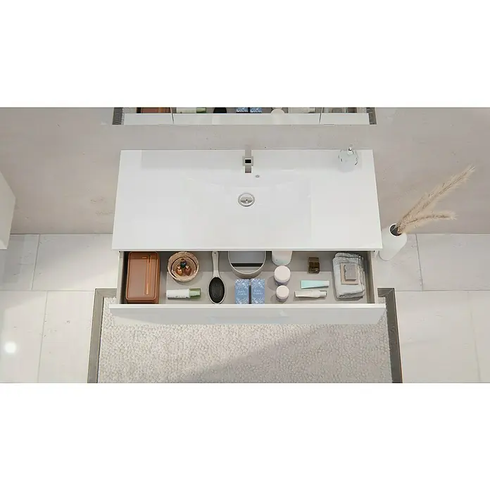 Fackelmann Oxford Badmöbel-Set - Gesamtbreite Badmöbel: 120 cm, Weiß, Hochglänzend, 3-Teiliges Set mit Spiegelschrank - Weißer Badunterschrank mit geöffneter Schublade, die organisierte Toilettenartikel zeigt.