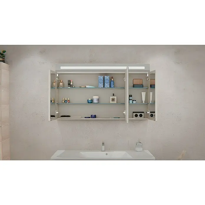 Fackelmann Oxford Badmöbel-Set - Gesamtbreite Badmöbel: 120 cm, Braun Hell, Matt, 3-Teiliges Set mit Spiegelschrank - Weißer Badspiegelschrank mit Spiegeltüren, Glasböden und integrierter LED-Beleuchtung, offen über einem Waschbecken mit Kosmetika.