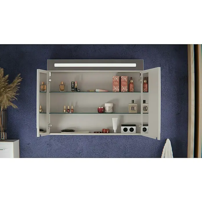 Fackelmann Oxford Badmöbel-Set - Gesamtbreite Badmöbel: 90 cm, Weiß, Hochglänzend, 3-Teiliges Set mit Spiegelschrank - Weißer Badschrank mit integrierter Beleuchtung, offen, zeigt Glasböden gefüllt mit Pflegeprodukten.