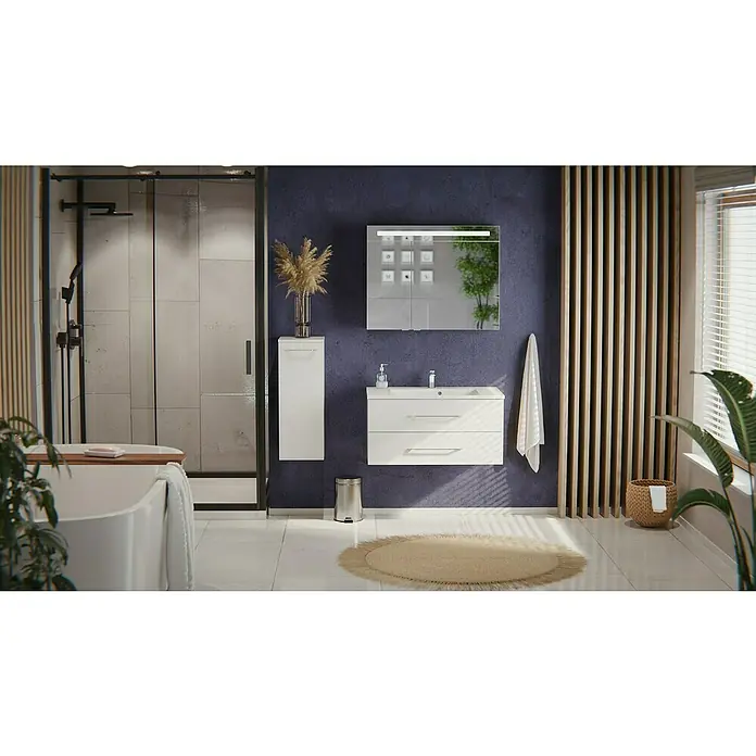 Fackelmann Oxford Badmöbel-Set - Gesamtbreite Badmöbel: 90 cm, Weiß, Hochglänzend, 3-Teiliges Set mit Spiegelschrank - Geräumiges modernes Badezimmer mit weißem Waschtisch, Dusche und freistehender Badewanne, akzentuiert durch eine dunkelblaue Wand.