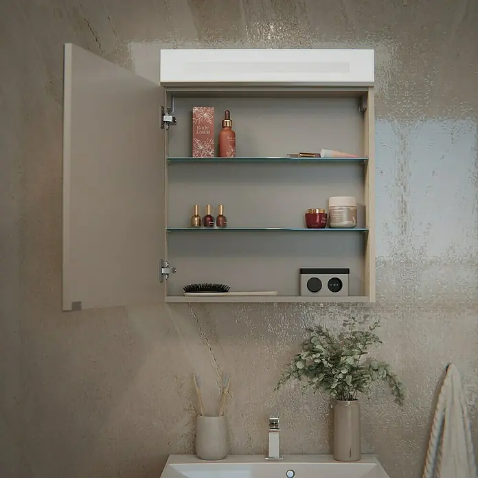 Fackelmann Oxford Badmöbel-Set - Gesamtbreite Badmöbel: 60 cm, Braun Hell, Matt, 3-Teiliges Set mit Spiegelschrank - Offener beigefarbener Badezimmerschrank mit Glasablagen, der verschiedene Toilettenartikel zeigt.