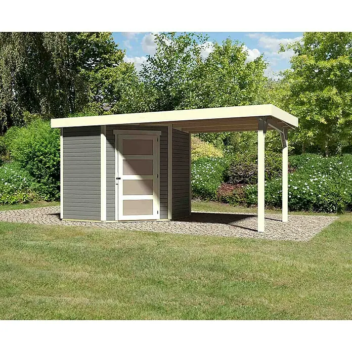 Karibu Gartenhaus Schwandorf 3 - Außenmaß inkl. Dachüberstand (B x T): 467 x 238 cm, Holz, Terragrau, Mit Anbaudach - Graues Gartenhaus mit angrenzendem Carport und einer Tür mit drei Fenstern auf einem gepflasterten Untergrund.