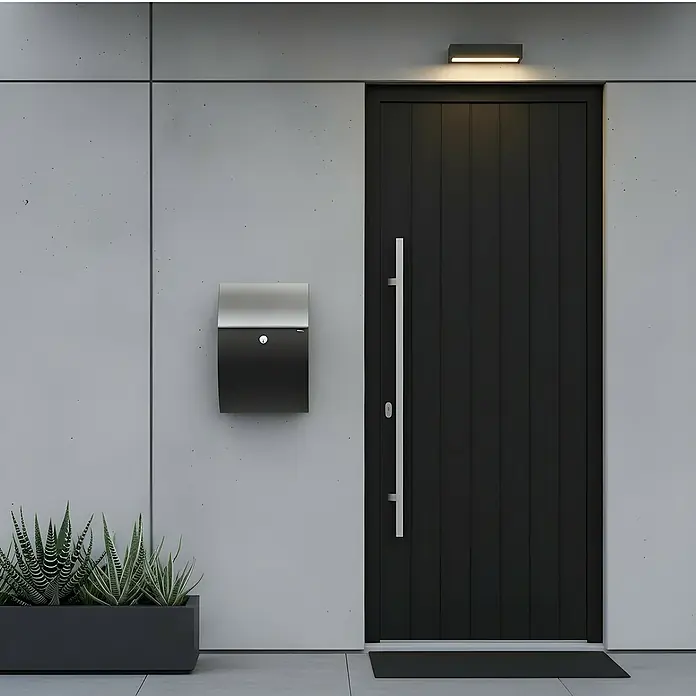 Allux Briefkasten 7000 - L x B x H: 195 x 320 x 510 mm, Schwarz / Edelstahl gebürstet, Stahl - Schwarze moderne Eingangstür mit vertikalen Paneelen und hohem silbernen Griff, neben passendem Briefkasten.