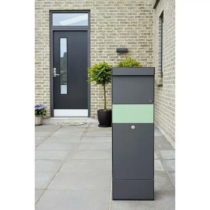 Allux Paketbox Grundform - L x B x H: 28 x 345 x 110 mm, Anthrazit, Stahl, Paketfach - Freistehender dunkelgrauer Briefkasten mit hellgrünem Panel auf einer gepflasterten Terrasse vor einem Haus.