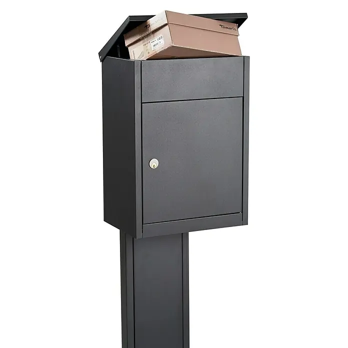 Allux Standbriefkasten 500 - L x B x H: 250 x 380 x 530 mm, Anthrazit, Stahl, Paketfach, Sicherheitsschloss - Dunkelgrauer Metall-Paketbriefkasten mit zwei Schuhkartons im geöffneten oberen Fach.