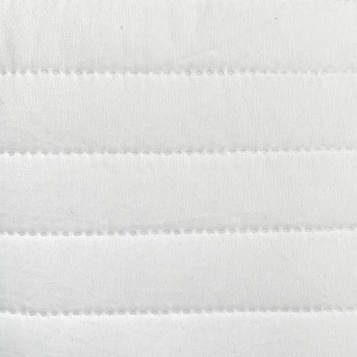 Colcha Farlow - 260 x 240 cm, 100% poliéster, Blanco - Tela acolchada blanca con costuras horizontales, ideal para ropa de cama o acolchados.