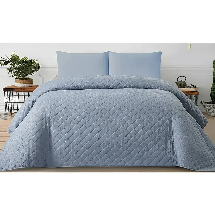 Colcha Ness - 260 x 240 cm, 100% poliéster, Azul - Colcha acolchada azul claro y fundas de almohada en una cama.