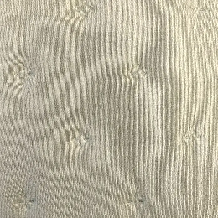 Colcha Darya - 260 x 240 cm, 100% poliéster, Taupe - Tejido acolchado beige claro con sutil patrón de acolchado en forma de cruz.