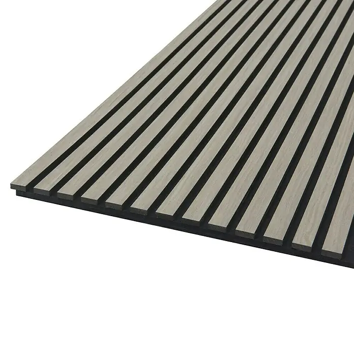 FibroTech Akustikpaneel Quanti - Grey, 2.440 x 520 x 18 mm - Hellgraues Akustikpaneel mit vertikalen Holzlatten auf dunklem Filzträger.