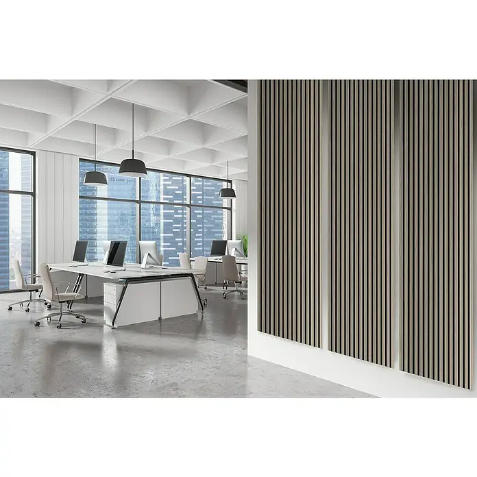 FibroTech Akustikpaneel Quanti - Grey, 2.440 x 520 x 18 mm - Moderne Akustikwandpaneele mit hellen Holzlamellen und dunklen Zwischenräumen, an einer weißen Wand in einem modernen Büro.