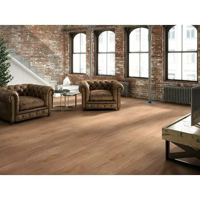 LOGOCLIC Laminado Roble Provenza - 1.200 x 196 x 8 mm, Roble Provenza, AC5 - Acogedora sala de estar con dos sillones Chesterfield marrones sobre un cálido suelo de madera, creando un ambiente acogedor.