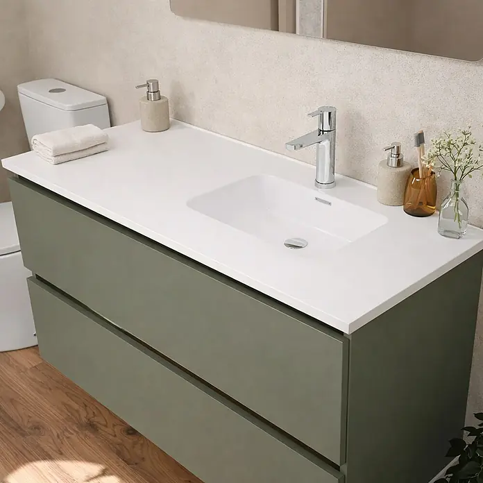 Lavabo Luz Derecha - 120 x 46 cm, Con desbordamiento, Blanco - Mueble de baño verde salvia moderno con encimera blanca, lavabo integrado y dos cajones de almacenamiento.