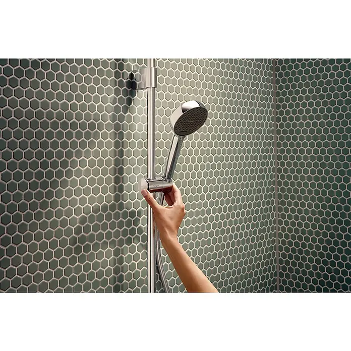 Hansgrohe Duschsystem Activera S - Lochabstand: 138 mm - 162 cm, Anzahl Strahlarten: 2 Stk., Chrom - Eine Hand hält einen verchromten Hansgrohe Duschkopf und verstellt ihn an einer Duschstange. Das Produkt hat einen Druckknopfmechanismus.