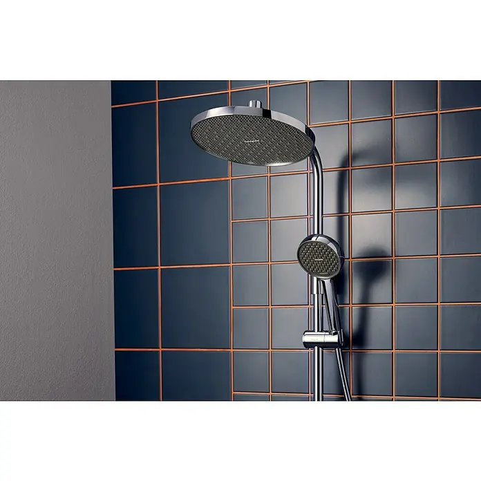 Hansgrohe Duschsystem Activera S - Lochabstand: 138 mm - 162 cm, Anzahl Strahlarten: 2 Stk., Chrom - Chrom-Duschsystem mit zwei dunkelgrauen Duschköpfen, an einer dunkelblauen Fliesenwand im Badezimmer montiert.