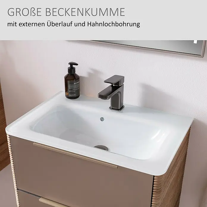 Camargue Marea Einbauwaschbecken - 58,2 x 40,6 cm, Weiß - Große weiße Keramik-Beckenkumme mit externem Überlauf und Hahnlochbohrung auf braunem Waschtischunterschrank mit Holzdetails.