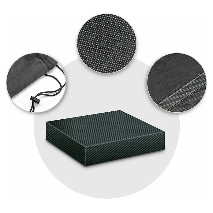 Pura Vida Sandkasten-Schutzhülle Supreme - L x B x H: 160 x 160 x 20 cm, Polyethylen, Polypropylen, 160 g/m², Schwarz - Dunkelgraue quadratische Matte mit strukturierter Oberfläche, Detailansichten des Materials und einer passenden Zugbeuteltasche.