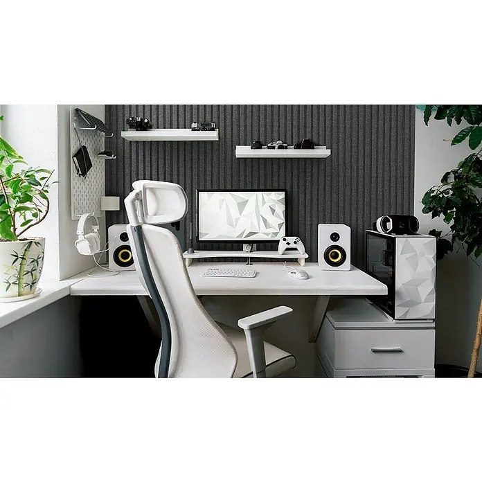 Lautloz Akustikpaneel Coverz - Anthrazit, 20 x 240 cm, Textil - Modernes, minimalistisches weiß-graues Gaming-/Home-Office-Setup mit Schreibtisch, ergonomischem Stuhl und PC.