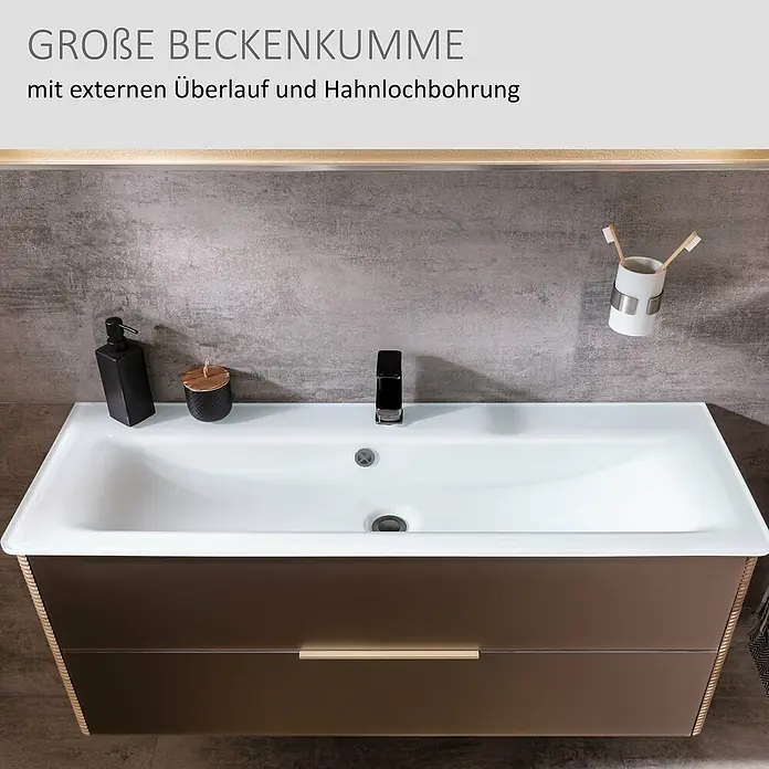 Camargue Marea Einbauwaschbecken - 118 x 40,6 cm, Weiß - Moderne braune Badmöbel mit weißem Waschbecken, externem Überlauf und schwarzem Wasserhahn in einem eleganten Bad.