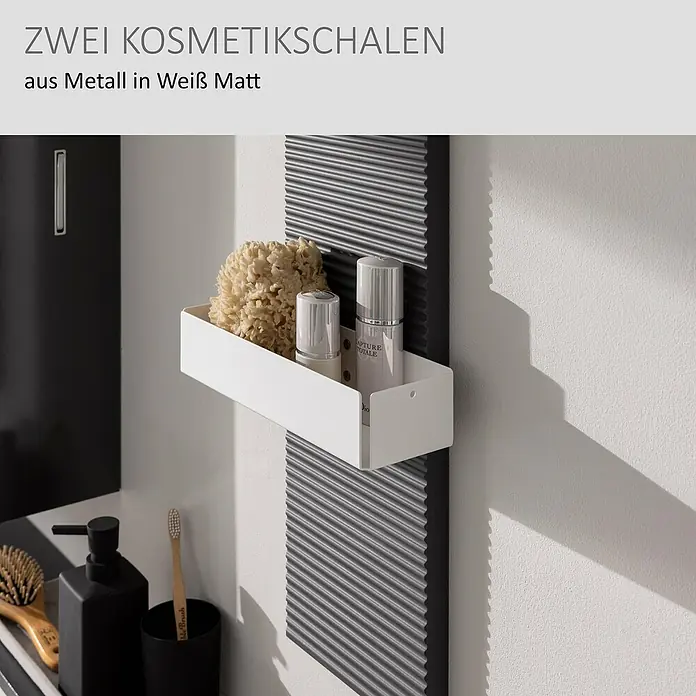 Camargue Marea Badregal - 25 x 10,2 x 80 cm, Anthrazit/Weiß - Zwei weiße matte Kosmetikschalen aus Metall mit Pflegeprodukten auf einem dunklen geriffelten Paneel.