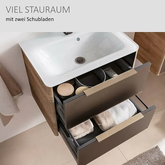 Camargue Marea Waschtischunterschrank - 57,2 x 38,5 x 48 cm, Goldbronze - Dunkelbrauner Badunterschrank mit weißem Waschbecken und zwei geöffneten Schubladen für Toilettenartikel und Handtücher.