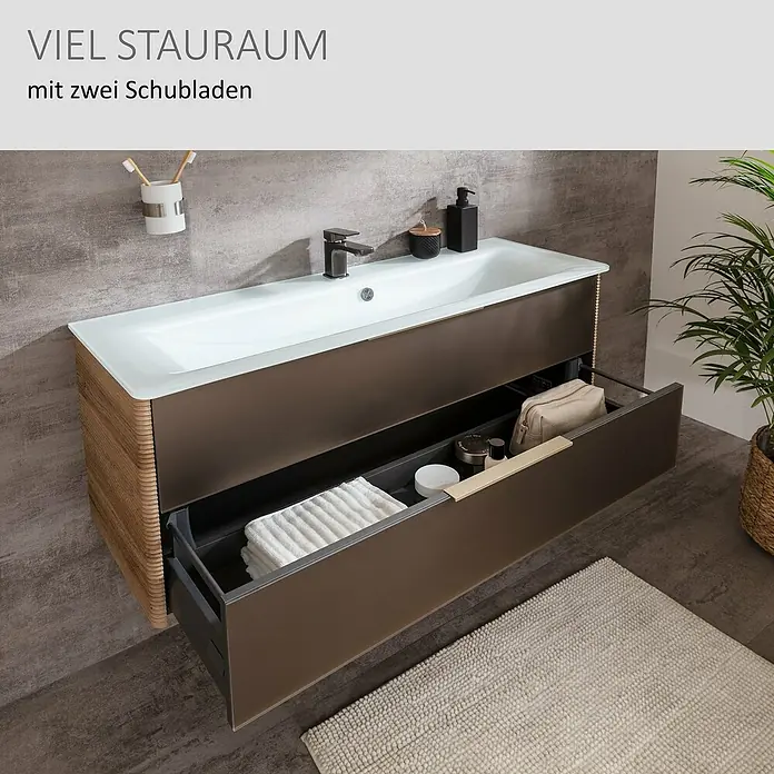 Camargue Marea Waschtischunterschrank - 117 x 38,5 x 48 cm, Goldbronze - Moderner Badunterschrank mit weißem Waschbecken, dunkelbraunen Schubladenfronten und hellen Holzseiten. Eine Schublade ist geöffnet und zeigt viel Stauraum.