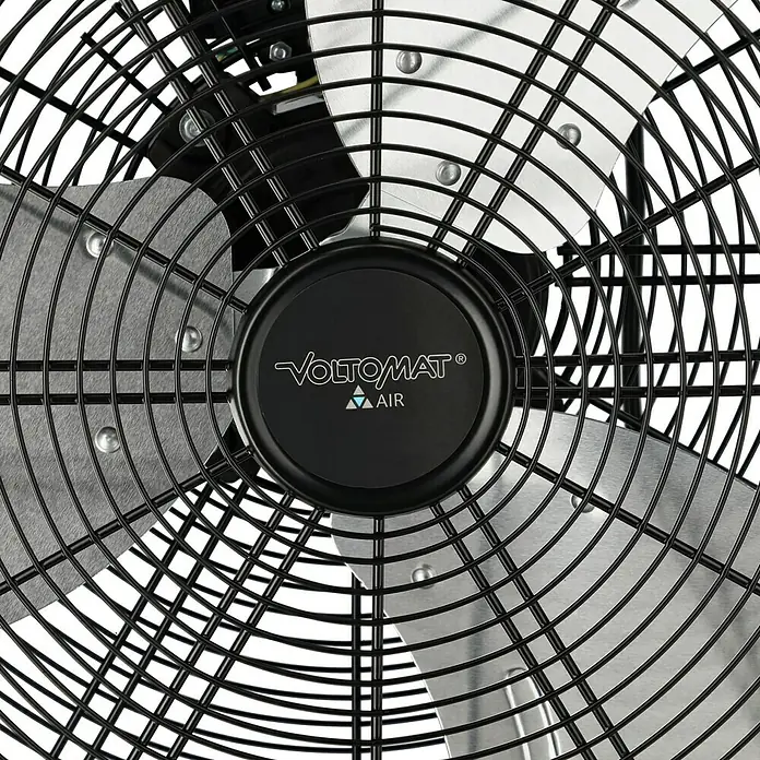 Voltomat Bodenventilator Industrieventilator mit Rollen - 250 W, Schwarz, 60 cm - Nahaufnahme eines schwarzen Metallventilators mit silbernen Flügeln und einer schwarzen Mittelachse mit dem 'VOLTOMAT AIR' Logo.