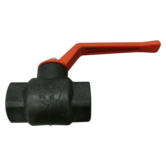 Válvula de esfera - 1″, Riego de jardín - Una válvula de bola negra con una manija roja, utilizada para controlar el flujo en sistemas de plomería.